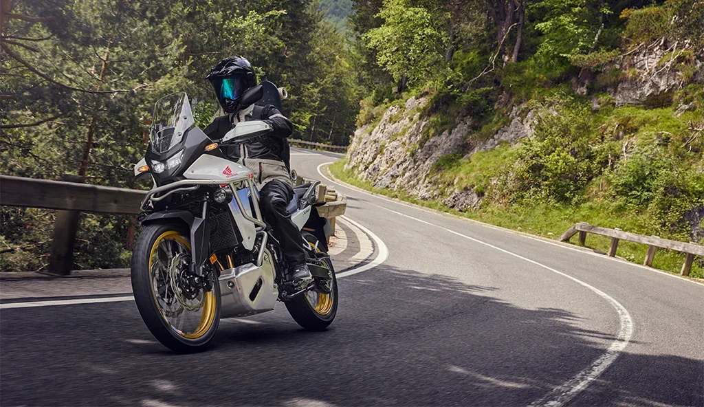 XL750 Transalp — honda-transalp-visao-lateral-direita-com-montanhas-ao-redor