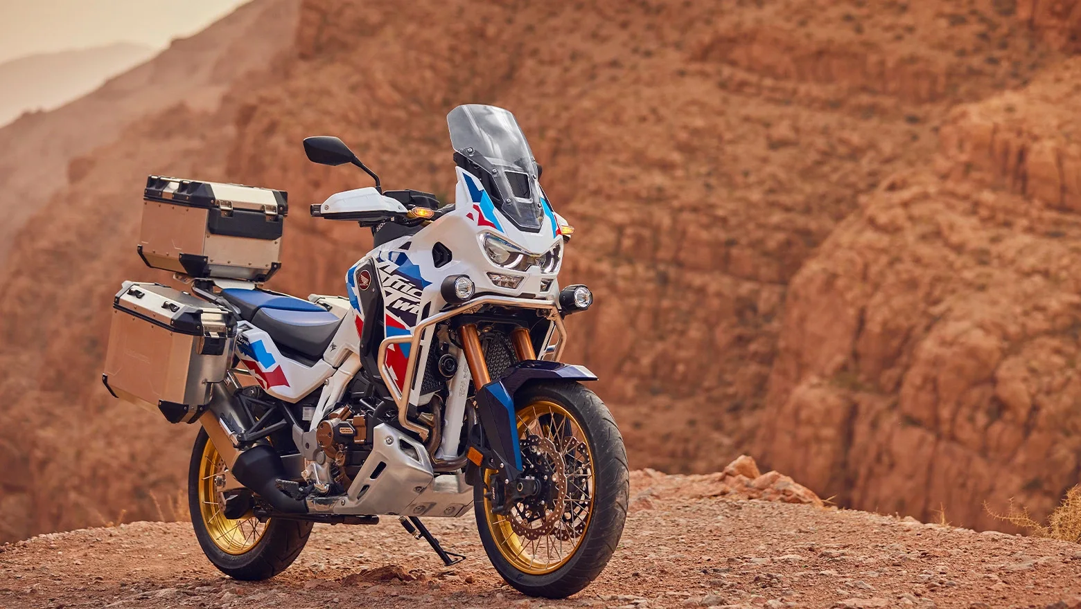 XL750 Transalp — honda-transalp-visao-lateral-direita-com-montanhas-ao-redor
