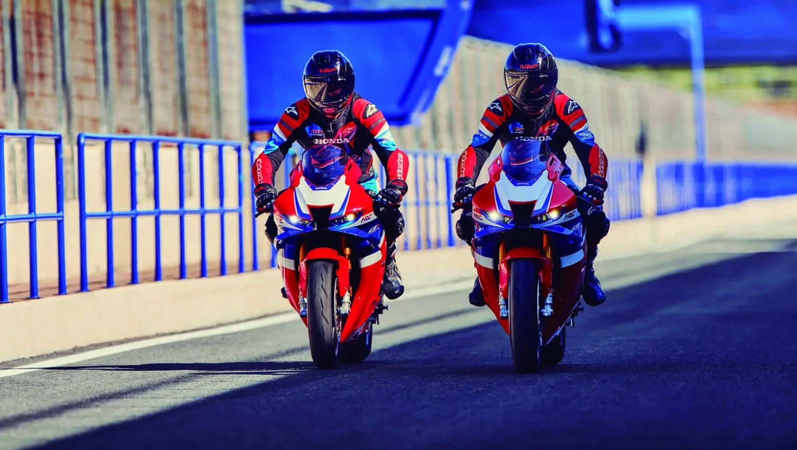 CBR1000RR-R Fireblade SP — Honda-CBR1000-Vermelha-e-Azul-Lateral