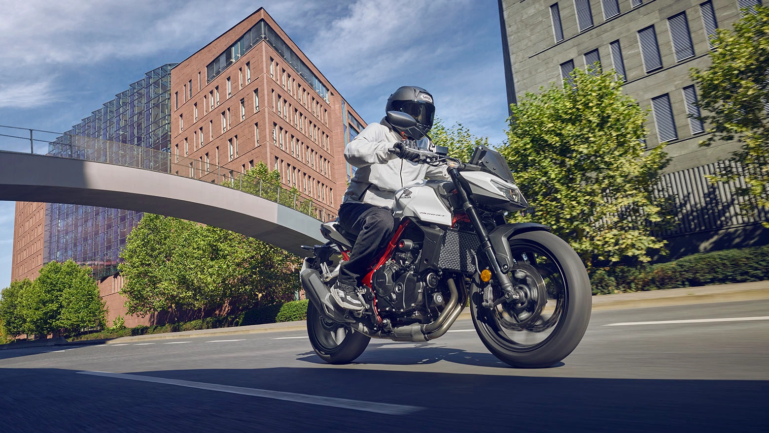 CB750 Hornet — Galeria2025-CB750_Hornet_Pearl_Glare_White_Location_Dynamic_0117_L
